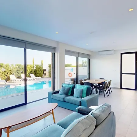 Villa Periyiali Konnos *